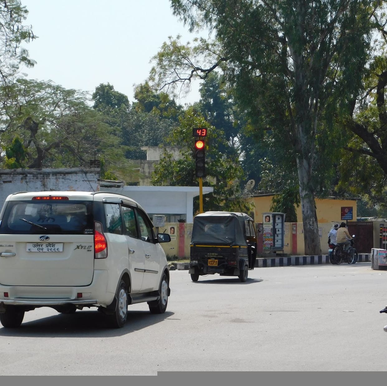 chauraahon par signal, phir bhee nahin phaalo hote niyam