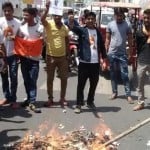 जाधव फांसी की सजा दिए जाने पर पाक पीएम का पुतला जलाते लोग