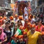 साईं पालकी यात्रा में शामिल श्रद्धालु।