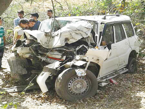 Scorpio collides with tree, overturns three, death of three