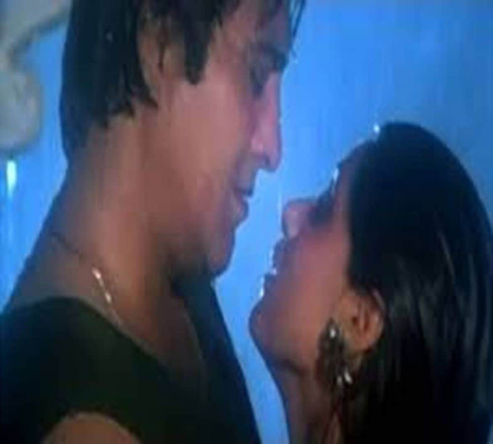 dimple kapadia and vinod khanna intimate scene in film prem dharam
