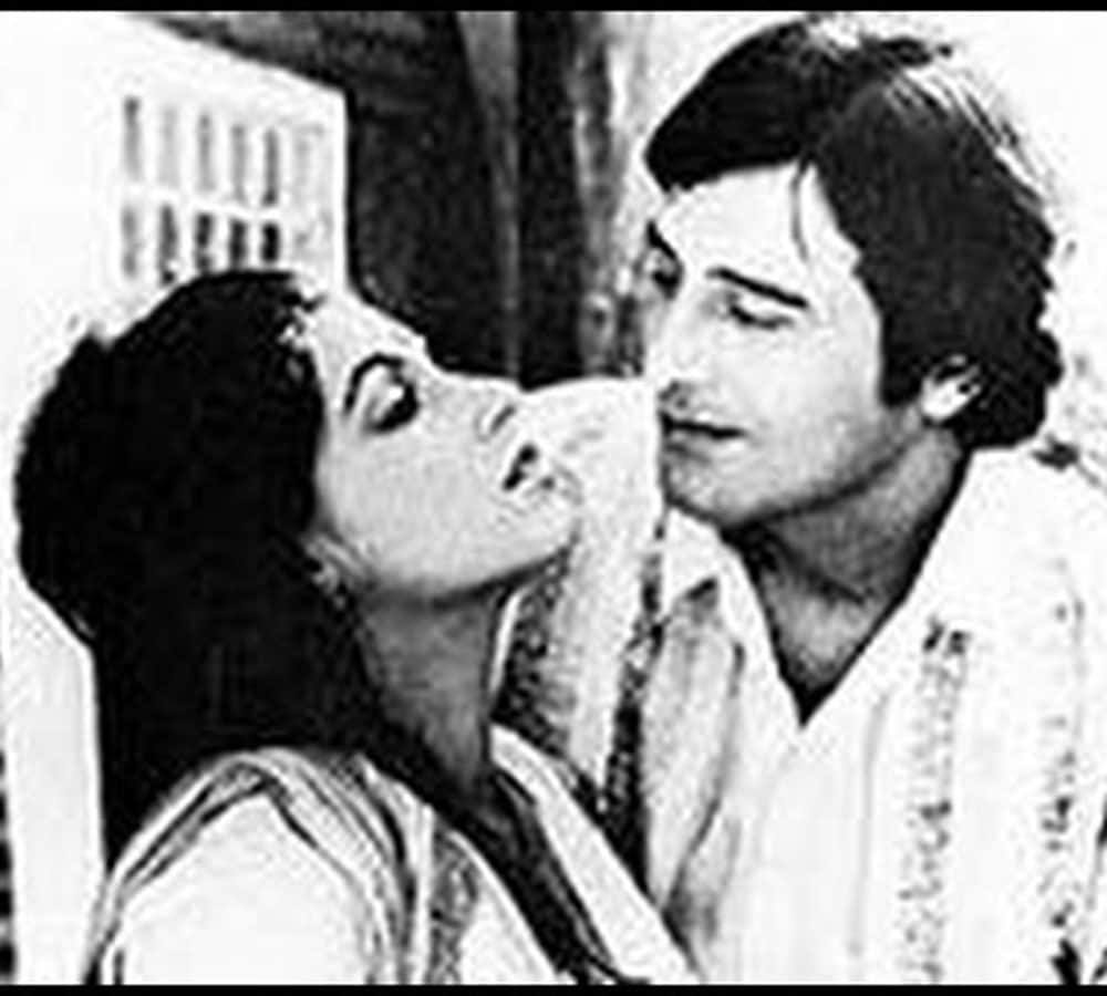 dimple kapadia and vinod khanna intimate scene in the film prem dharam