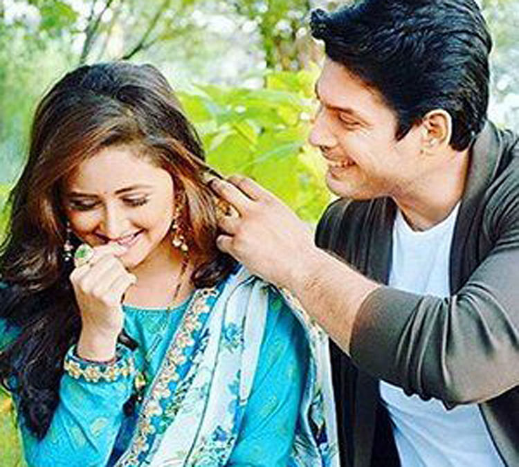 Sidharth Shukla Kisses His Dil Se Dil Tak Co Star Rashami Desai In