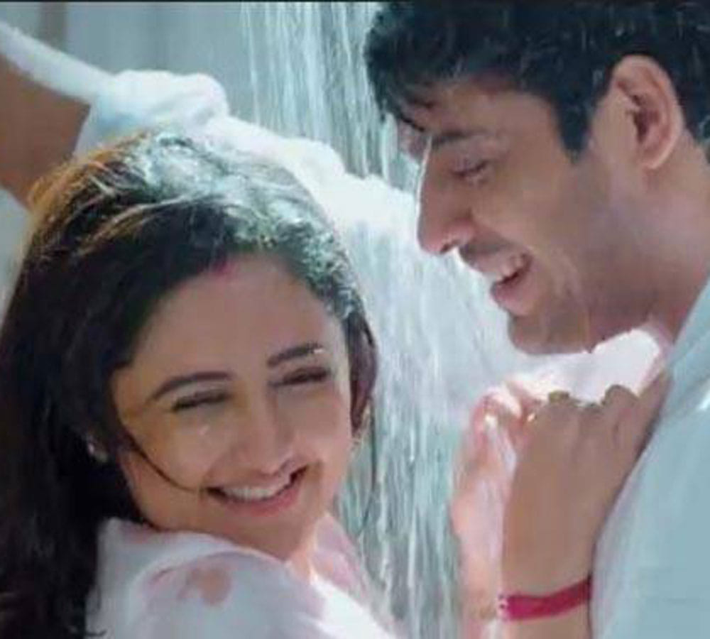 Sidharth Shukla Kisses His Dil Se Dil Tak Co-Star Rashami Desai In Public