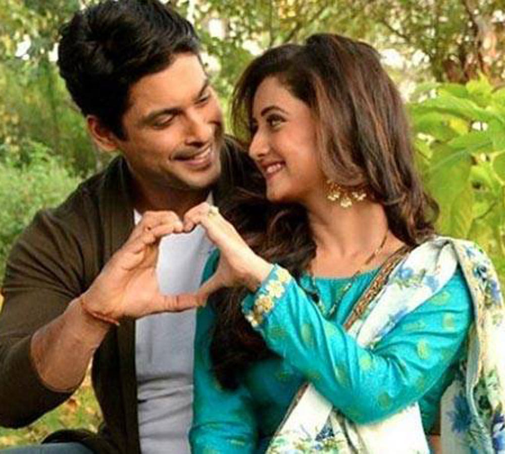 Sidharth Shukla Kisses His Dil Se Dil Tak Co-Star Rashami Desai In Public