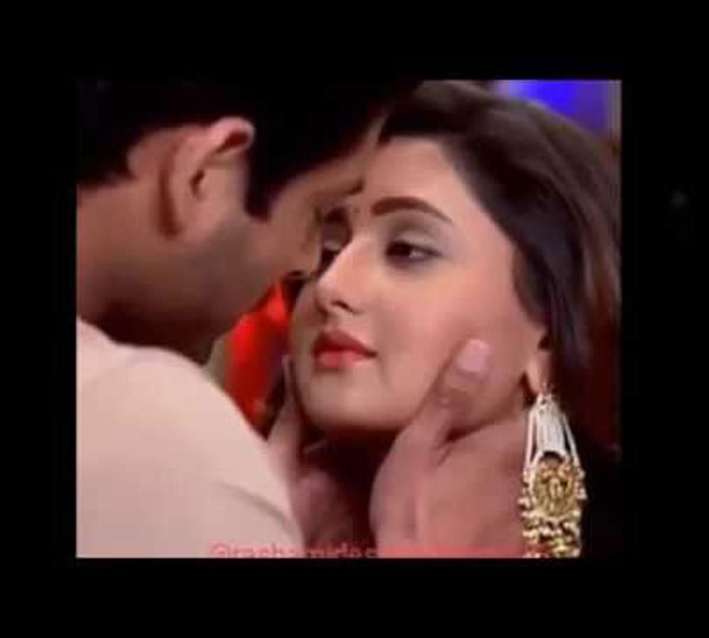 Sidharth Shukla Kisses His Dil Se Dil Tak Co-Star Rashami Desai In Public