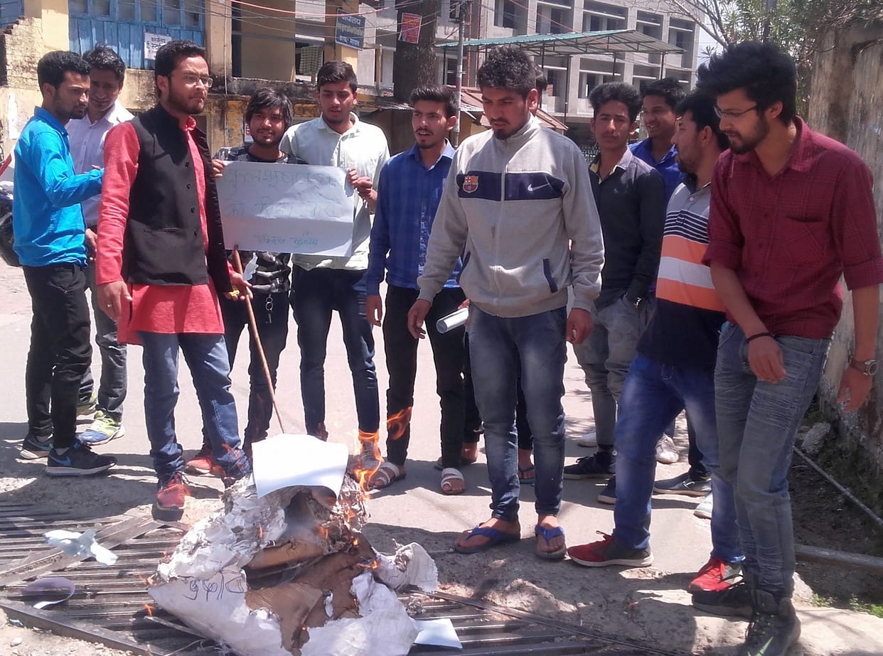 Pakistan's effigy flung in support of Jadhav.