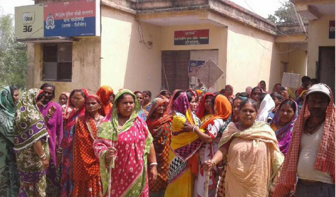 Women's exhibition of removal of liquor shop