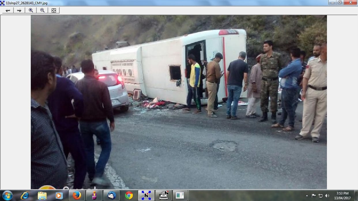 tourist vichel took a accident in arki