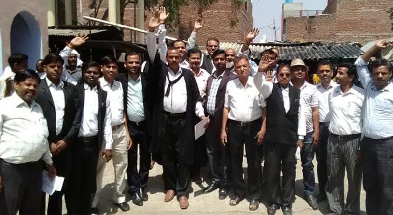 chaimbar nirmaan kee maang ke lie ade adhivakta