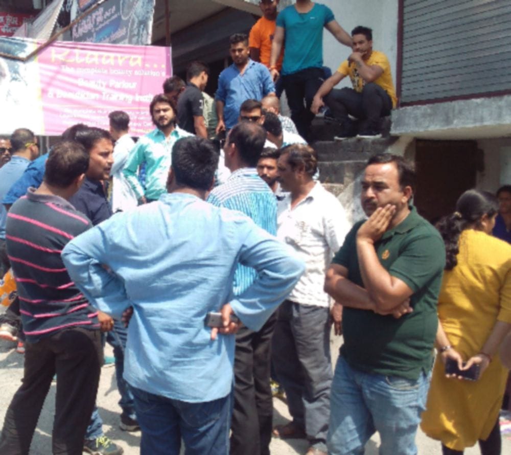   protest against liquor shops in prem nagar
