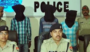 Three scavengers on the highway were caught