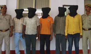 Five robbers robbed in trains