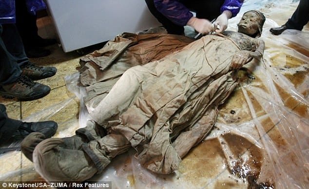 700-year-old mummy found by chance by Chinese road workers