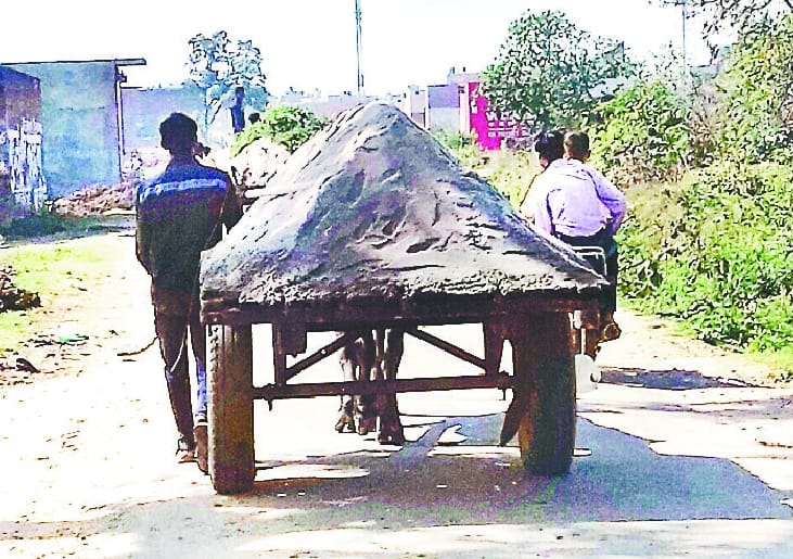 JCB of mining mafia reached Panhandi