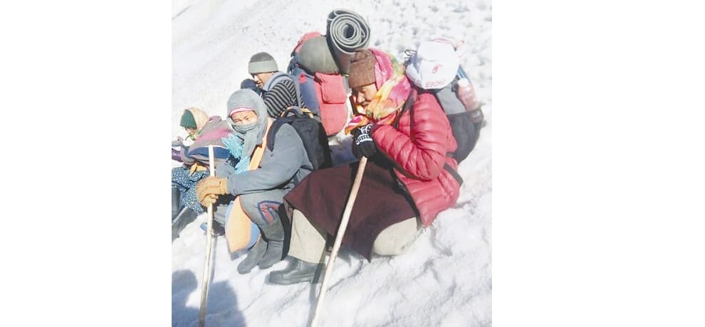9 people crossed rohtang pass to reach home