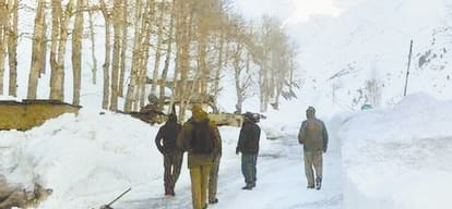9 people crossed rohtang pass to reach home