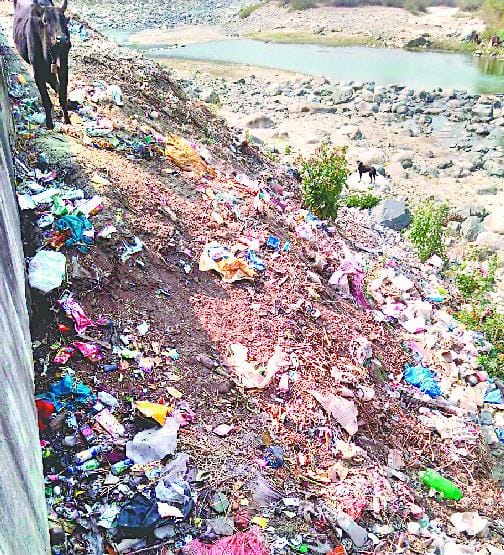 Garbage is being thrown at Ladia and Ratiya