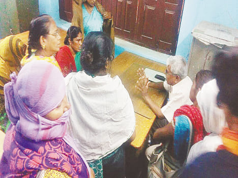 Women hoarse AE, sloganeering