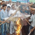 नगर के सक्सेना चौराहे पर पूर्व सैनिक परिषद के पदाधिकारियों ने पाकिस्तान के प्रधानमंत्री का पुतला जलाया।
