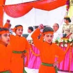 सांस्कृतिक कार्यक्रम प्रस्तुत करते बच्चे
