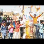 पुतला जलाते बजरंग दल के कार्यकर्ता।