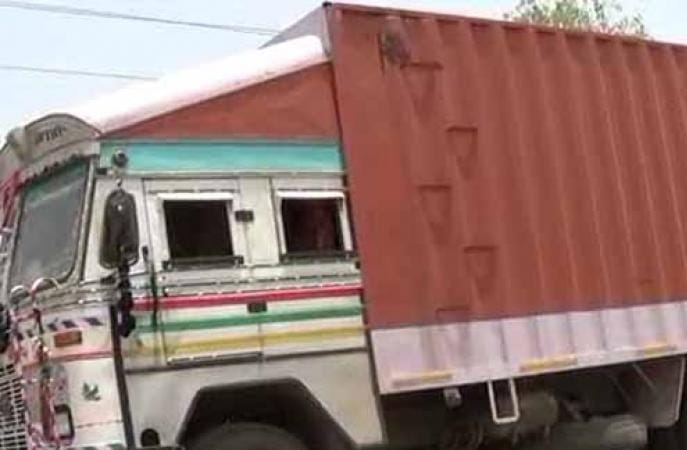 Dump the young man carrying 40 cattle in the container, people of Hindu organization beaten