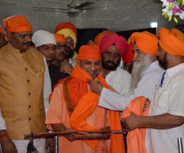 adityanath in gurudwara in Lucknow.
