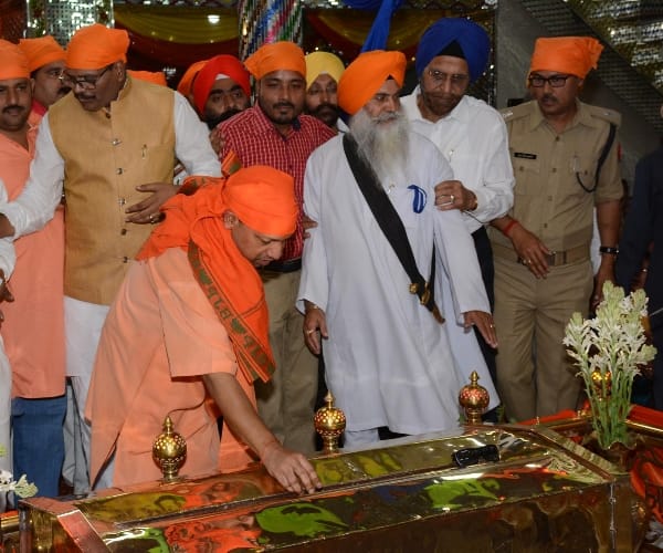 adityanath in gurudwara in Lucknow.