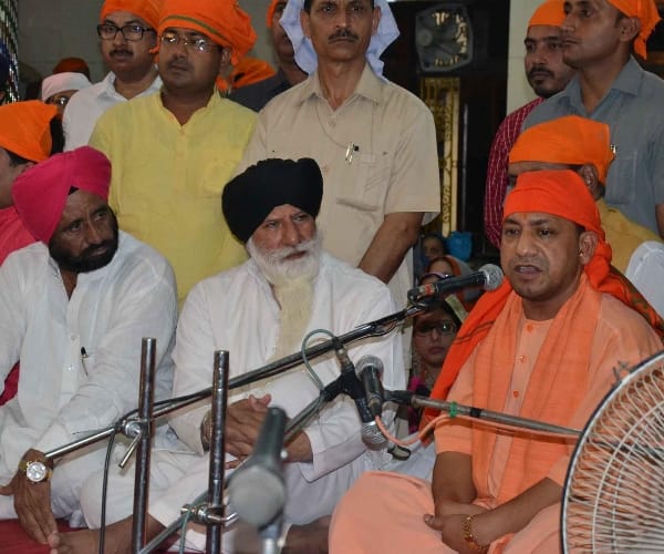 adityanath in gurudwara in Lucknow.