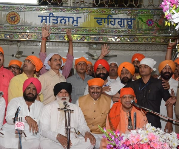 adityanath in gurudwara in Lucknow.