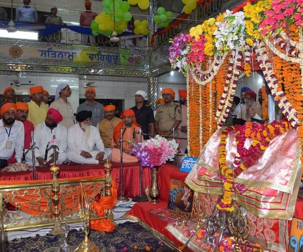 adityanath in gurudwara in Lucknow.