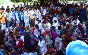 Students flutter at the wash out, speak at the Registrar's home
