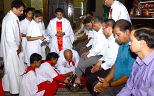 Bishops wash feet of pilgrims