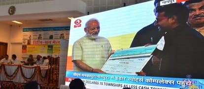 PM Modi gave  checks of 25 lakh to Bharata