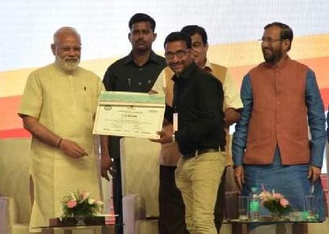 PM Modi gave  checks of 25 lakh to Bharata