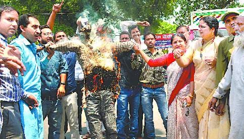 Blow the effigy of Nawaz