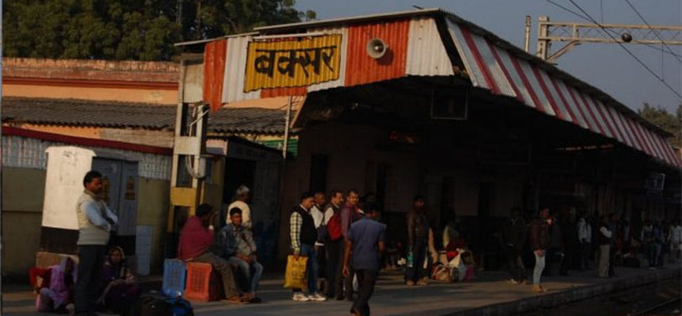driver left train in midway and returns with taking bath after two hours in bihar's buxar station