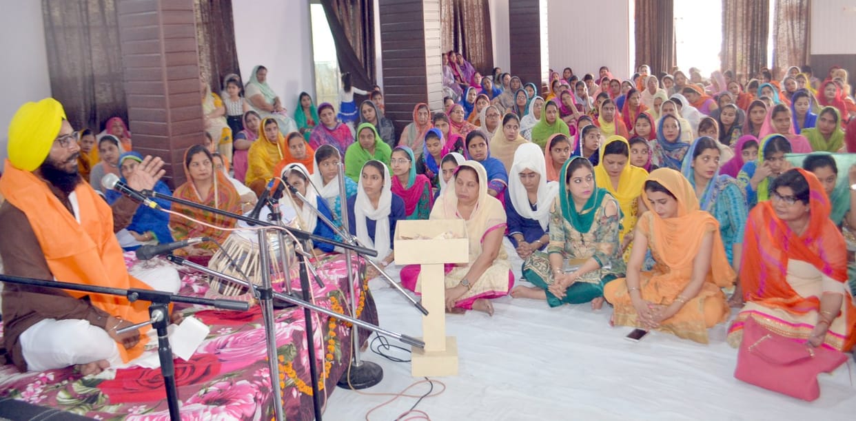 Diwan decorated on crutches, Nihal compatible with Shabad kirtan