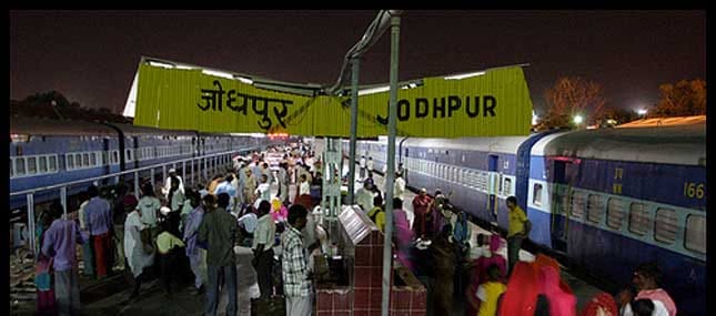 railway employee slips from coach stairs falls on track-safely escaped in jodhpur