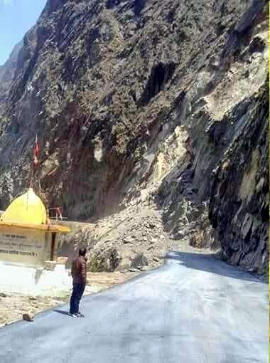 Highway damaged in Randong band, heavy debris in Ghusilil
