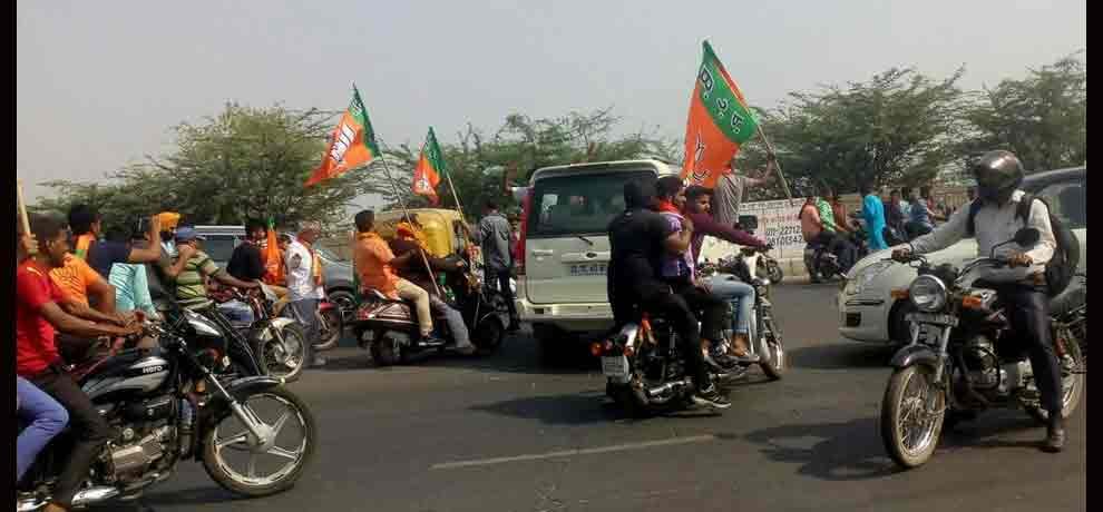 bjp workers ignored traffic rules during rally for mcd election