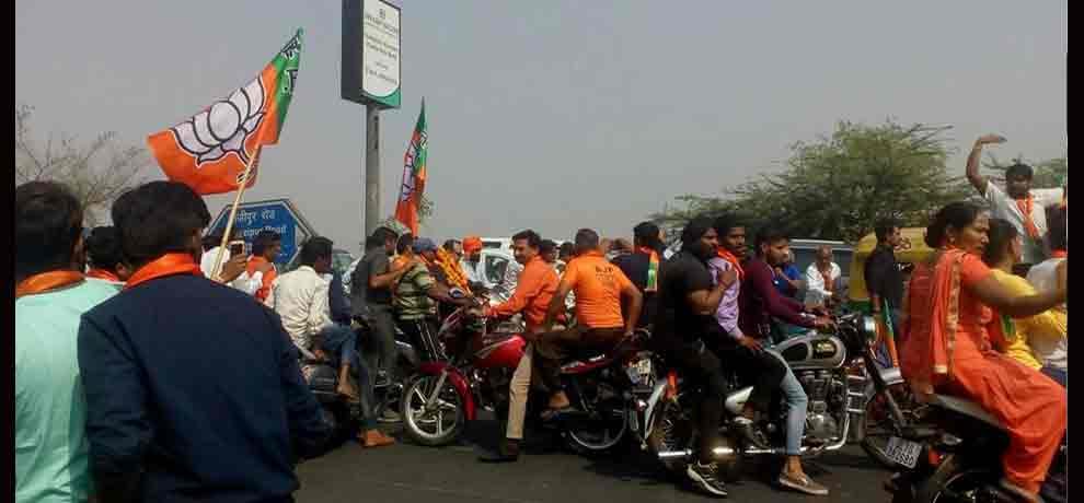 bjp workers ignored traffic rules during rally for mcd election