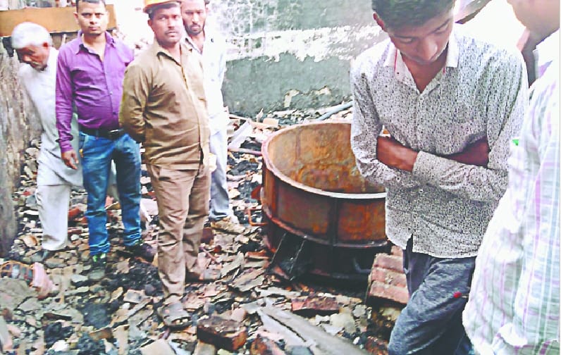 Factory worker blows, six workers scorched