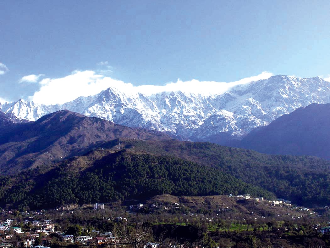 Snow on the peaks of Munasariya