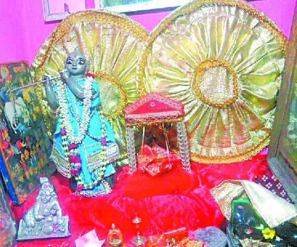 loot in a temple in gosaiganj in faizabad.