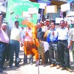 गंगोलीहाट में पाकिस्तान का पुतला फूंकते पूर्व सैनिक