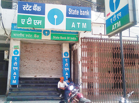 Off banks, ATMs no cash
