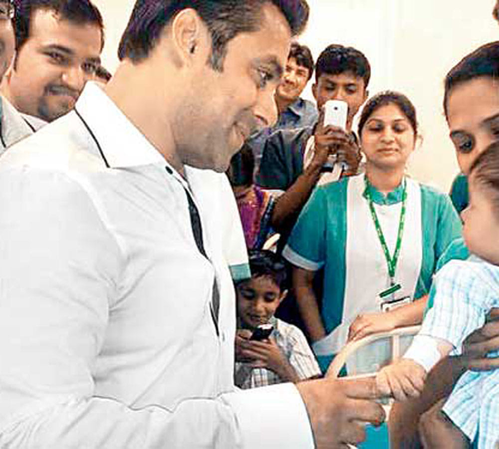 salman khan helped camera man to give one lakh rupee