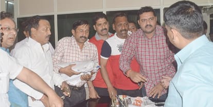 bjp member met sdm, paper snatched
